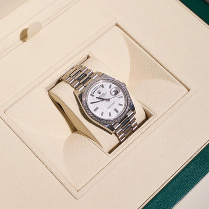 Day-Date 40(デイデイト) 40 | オイスター、40 mm、ホワイトゴールド、ダイヤモンド  リファレンス 228349RBR-0040