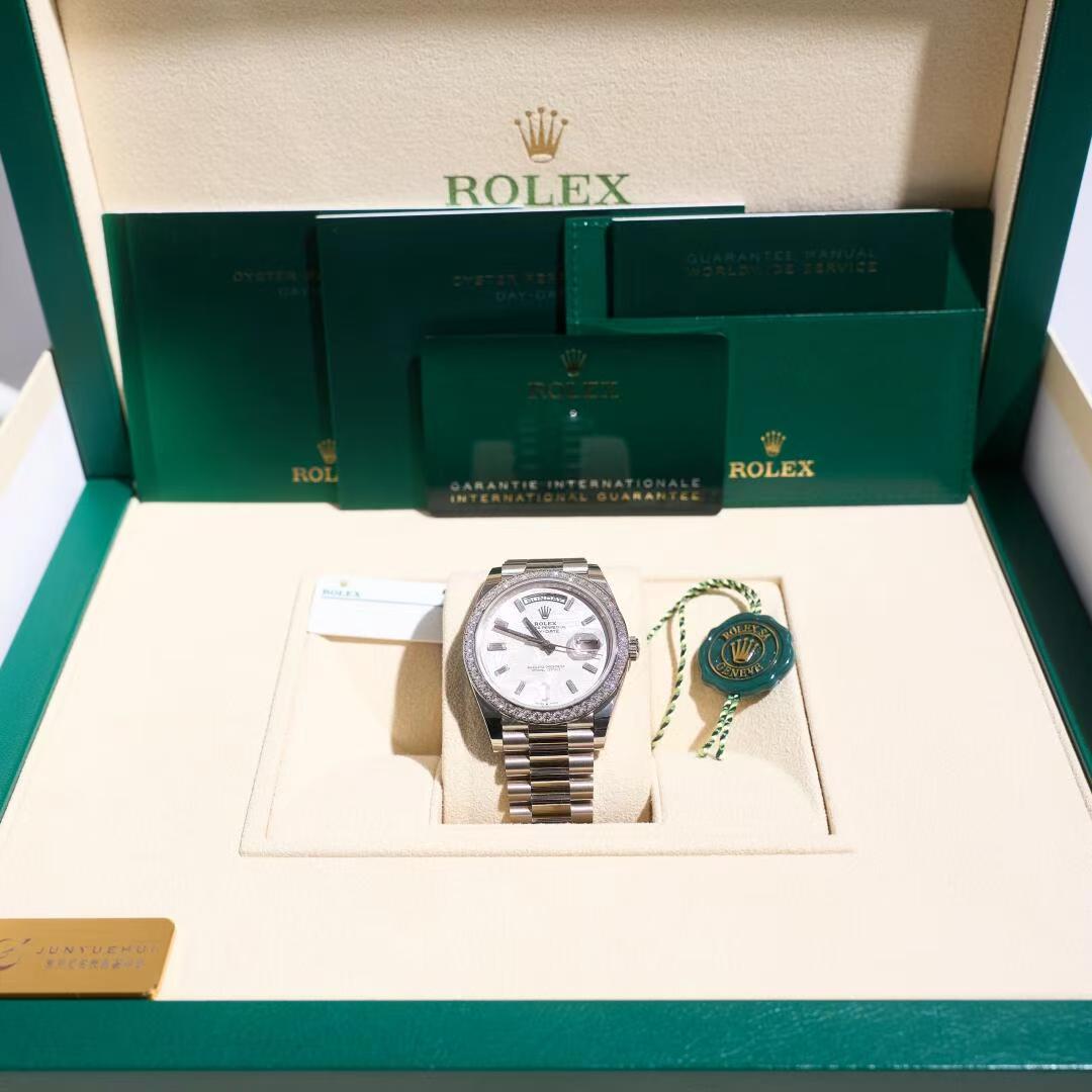 Day-Date 40(デイデイト) 40 | オイスター、40 mm、ホワイトゴールド、ダイヤモンド  リファレンス 228349RBR-0040