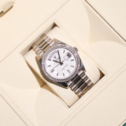Day-Date 40(デイデイト) 40 | オイスター、40 mm、ホワイトゴールド、ダイヤモンド  リファレンス 228349RBR-0040